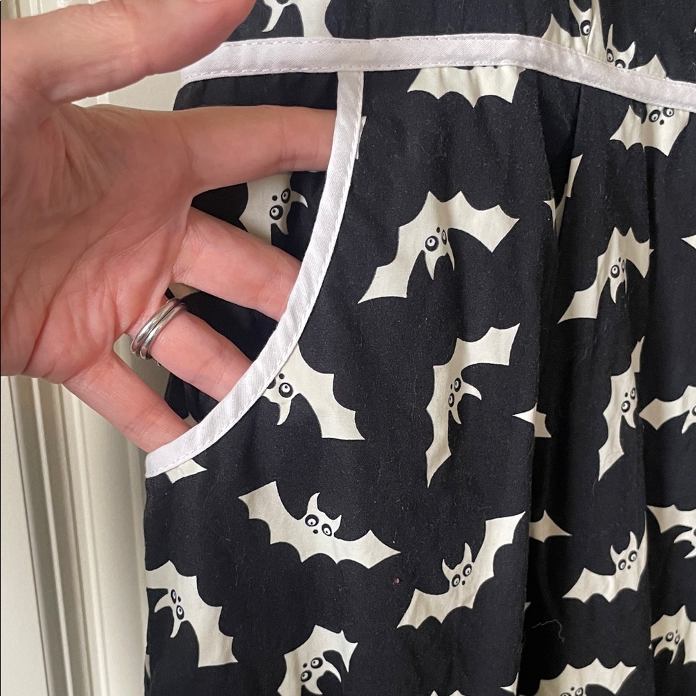 Retrolicious Bat Dress with Peter Pan Collar - Picture 4 of 8